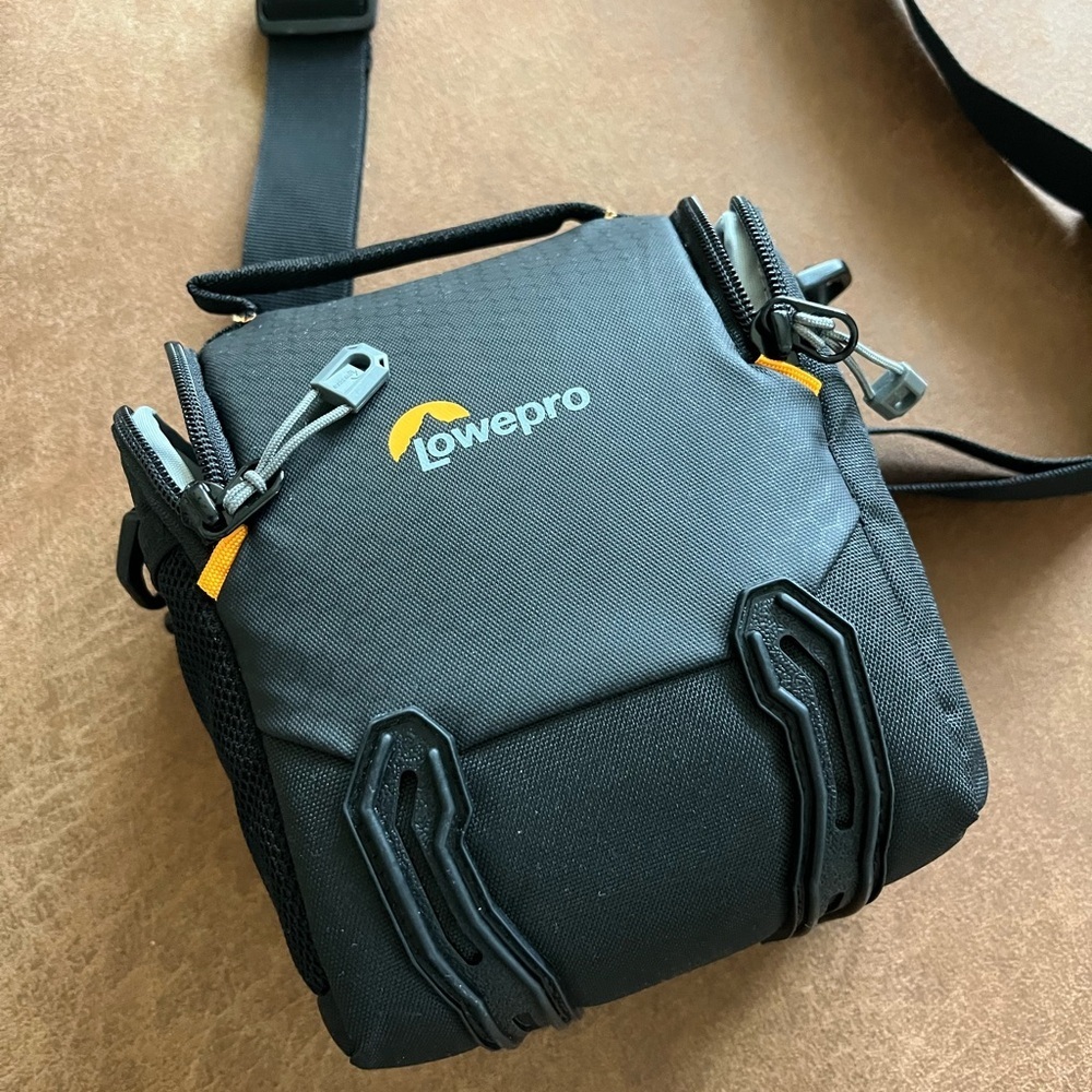 Lowepro Adventura SH 120 III 3L zippered camera bag in black - Picture 2 of 10